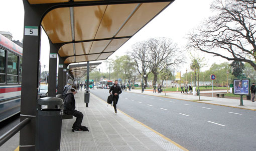 Retiro con cintas mecánicas y puente peatonal