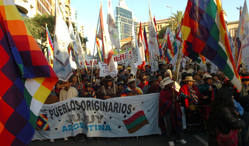 Marchan los pueblos originarios Marchan los pueblos originarios