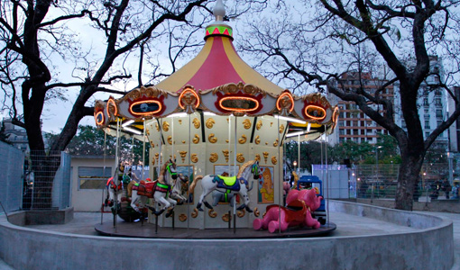 Nueva iluminación y juegos en Plaza Constitución