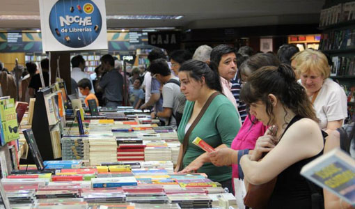 Una multitud en la Noche de las librerias