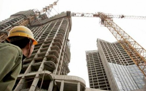 Dos obreros de la construcción atrapados entre los escombros Dos obreros de la construcción atrapados entre los escombros