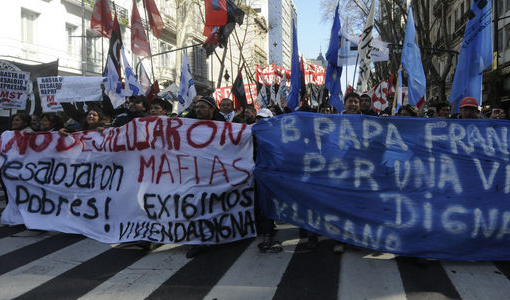 Marcha en repudio al desalojo de Lugano