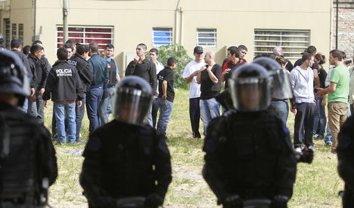 Policías heridos en el intento de retomar el predio de Lugano Policías heridos en el intento de retomar el predio de Lugano