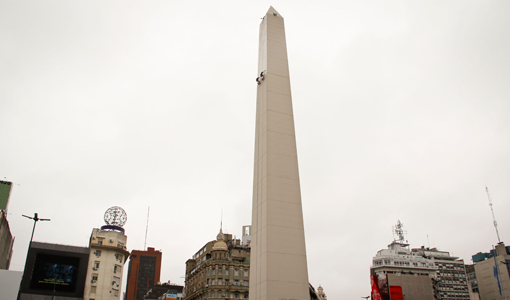 El Obelisco restaurado y con pintura anti grafitis
