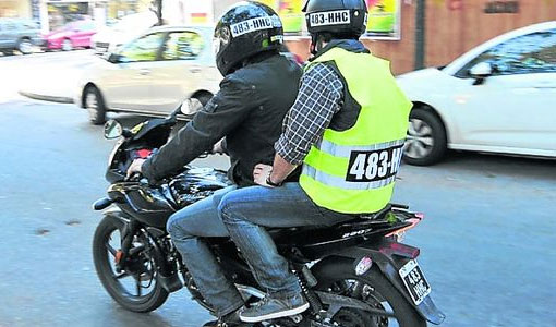 Todos los motociclistas con chalecos en la ciudad