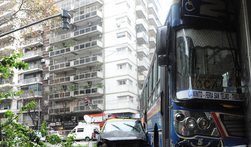 Un colectivo chocó con un taxi y se incrustó contra un edificio