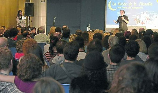 Miles de personas en una noche filosófica Miles de personas en una noche filosófica