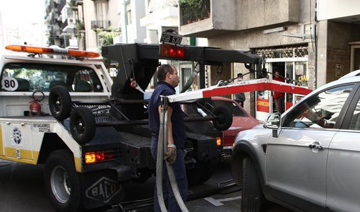 Piden que se avise si la grua se lleva un auto