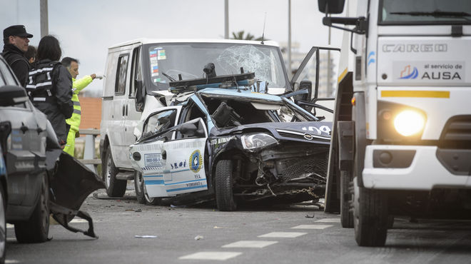 Una camioneta chocó a cinco patrulleros en la autopista