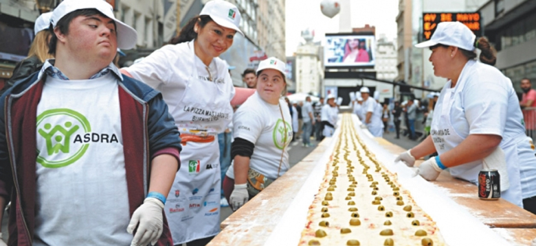 La pizza más larga y la más solidaria