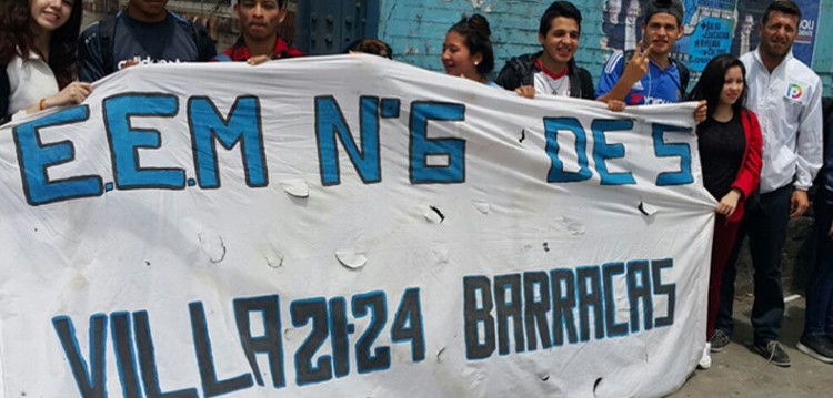 Abrazo simbólico a la escuela 6 de Barracas por la aparición de Reynalda