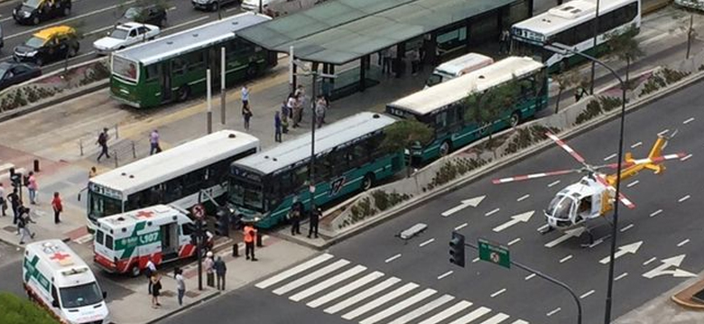 Tres heridos en choque de dos colectivos en la av. 9 de Julio