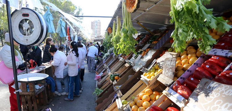 Las ferias itinerantes de abastecimiento barrial en la comuna 4 Las ferias itinerantes de abastecimiento barrial en la comuna 4