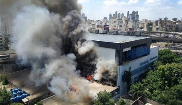 Un incendio afectó el deposito de utileria de Canal 13 y TN