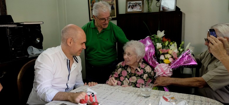 Cumpleaños número 100 de una vecina de La Boca