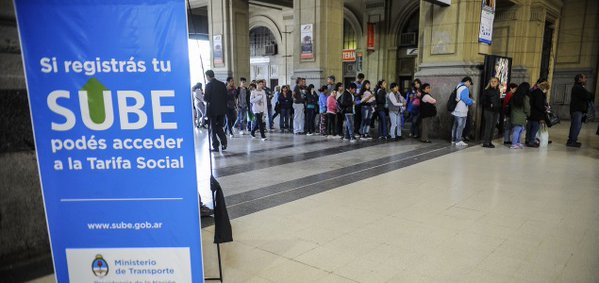 Largas colas para pedir la tarifa social para la tarjeta SUBE