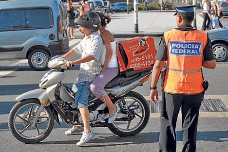 Regulan la actividad de los delivery y motoqueros