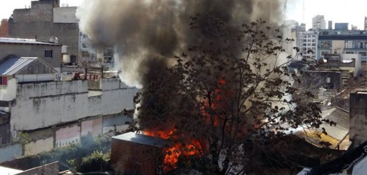 Incendio a pocos metros del shopping del Abasto Incendio a pocos metros del shopping del Abasto