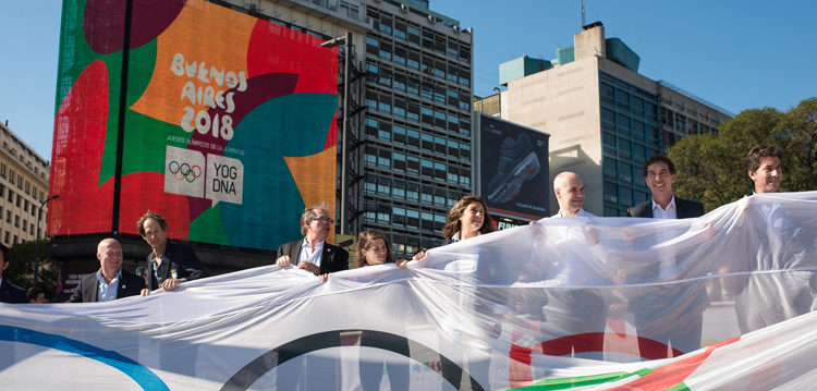 Izamiento de la bandera olímpica en la Plaza de la República