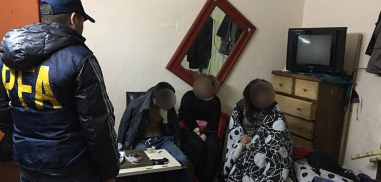 Detienen a personas acusadas de venta de drogas en La Boca Detienen a personas acusadas de venta de drogas en La Boca