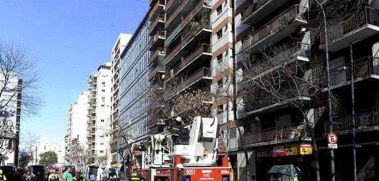 Bomberos controlaron un incendio en un edificio