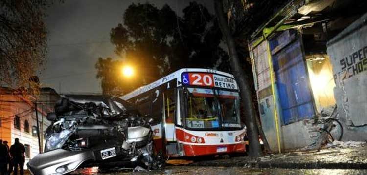Un colectivo de la Linea 20 se incrustó contra una casa Un colectivo de la Linea 20 se incrustó contra una casa