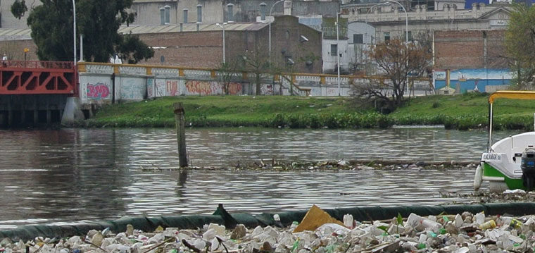 Reubicaran a familias que viven en la margen del Riachuelo