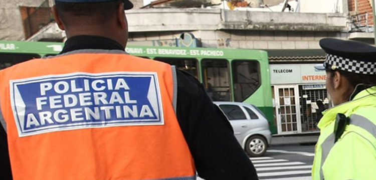 Se hacía pasar por policía para quitarle plata a los trapitos