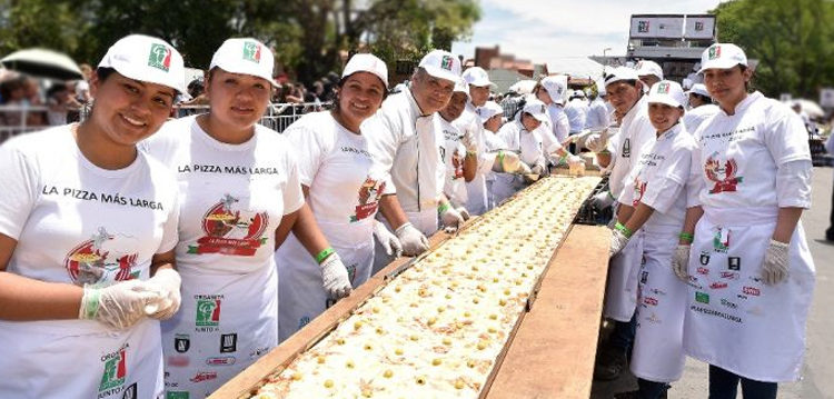 La pizza más larga se desplegó sobre la Av. de Mayo