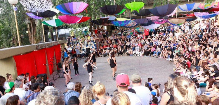 Catalinas Sur cumplió 53 años y hubo festejos en la Plaza Malvinas Catalinas Sur cumplió 53 años y hubo festejos en la Plaza Malvinas