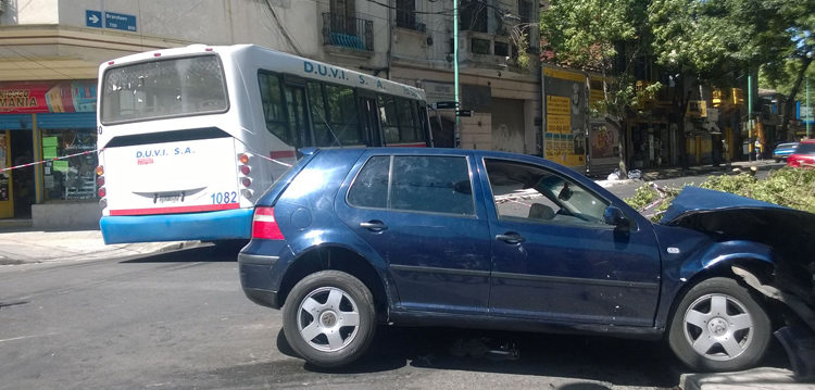 Chocaron un colectivo y un auto en el barrio de La Boca