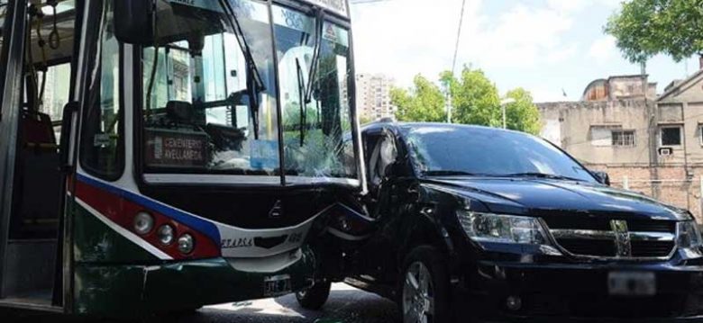 10 personas heridas al chocar un colectivo y una camioneta