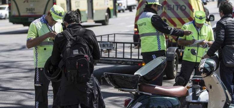 Sistema de grúas para motos mal estacionadas