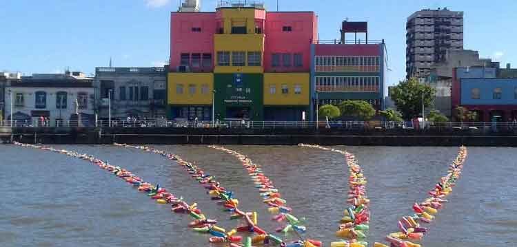 Llenar el río de colores y celebrar el natalicio de Quinquela