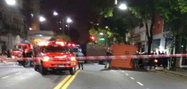 Vuelco de un camion en la avenida Almirante Brown