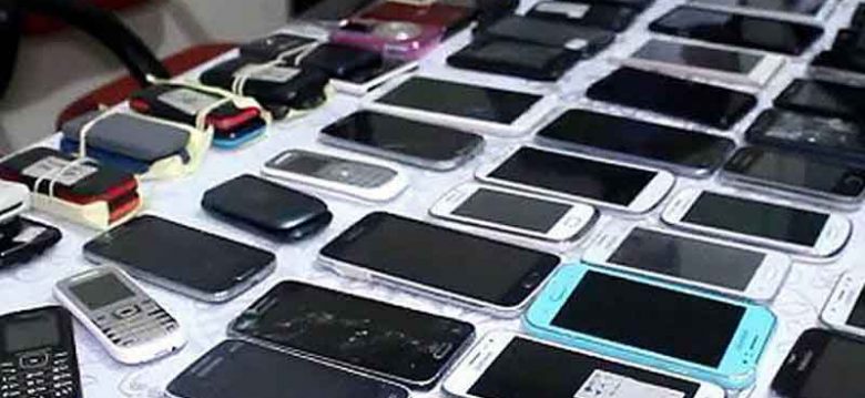 14 personas fueron detenidas por vender teléfonos celulares robados