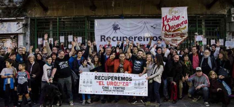 Se realizó el abrazo de vecinos y asociaciones por el Cine Teatro Urquiza