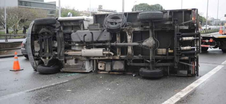 Un camión volcó en la la Autopista 9 de Julio Sur Un camión volcó en la la Autopista 9 de Julio Sur