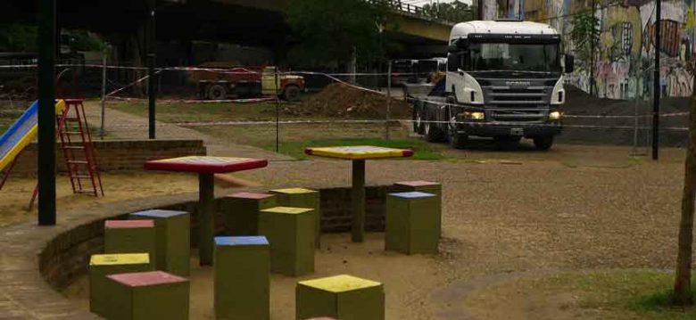 Vecinos protestan por la destrucción de la plaza frente a la Casa Cuna