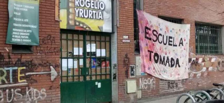 Estudiantes de escuelas tomadas exigien datos sobre la nueva secundaria Estudiantes de escuelas tomadas exigien datos sobre la nueva secundaria