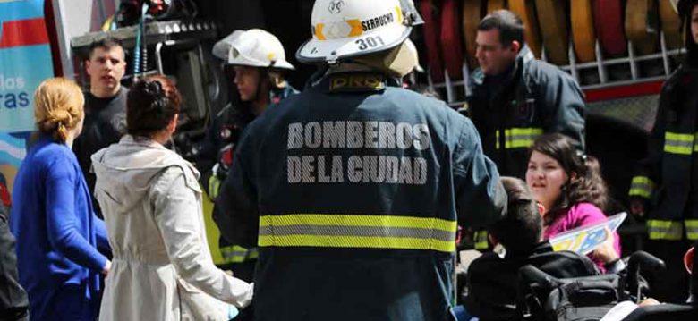 Bomberos dieron una charla educativa en la fundación VITRA Bomberos dieron una charla educativa en la fundación VITRA