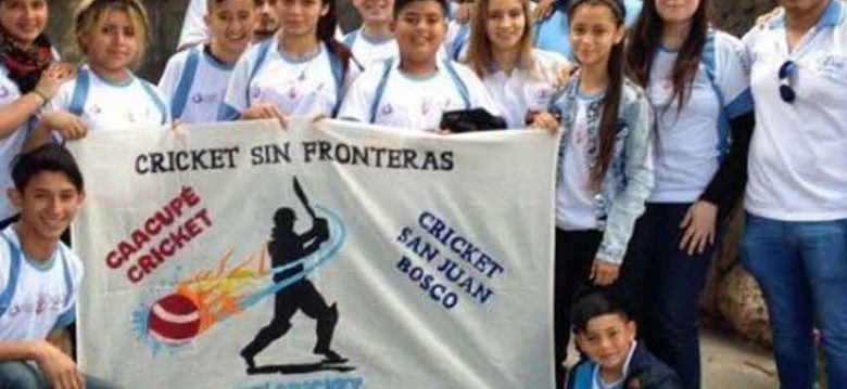 Francisco bendijo a un equipo de cricket integrado por chicos de la ciudad Francisco bendijo a un equipo de cricket integrado por chicos de la ciudad