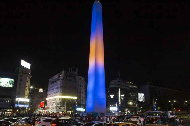 Boca ganó la votación y el Obelisco se vistió de Azul y Amarillo Boca ganó la votación y el Obelisco se vistió de Azul y Amarillo
