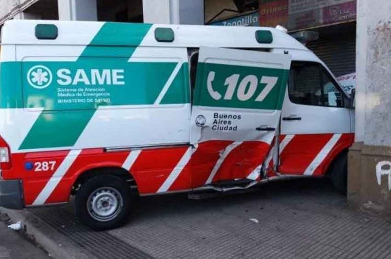 Seis heridos al chocar una ambulancia y un taxi en Balvanera