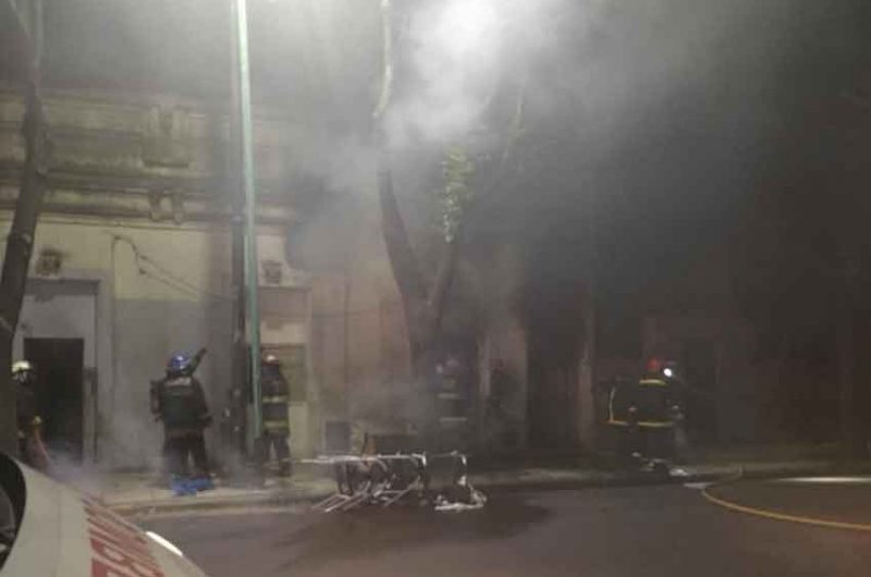 Un Incendio afecto varias viviendas en La Boca Un Incendio afecto varias viviendas en La Boca