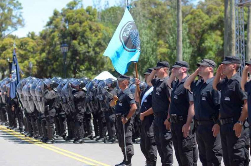 Desfile por el Día de la Policía de la Ciudad al cumplir su primer aniversario