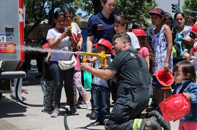 Los Bomberos de la Ciudad visitaron a los chicos del Garrahan