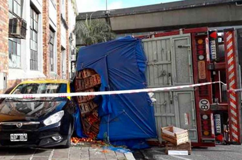 Dos heridos al volcar un camión en San Telmo