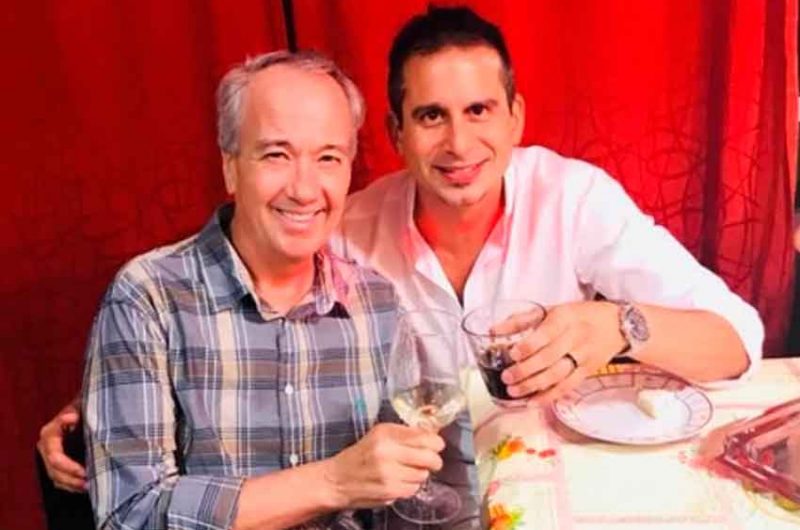 El turista apuñalado pasó fin de año con el cirujano que le salvó la vida El turista apuñalado pasó fin de año con el cirujano que le salvó la vida