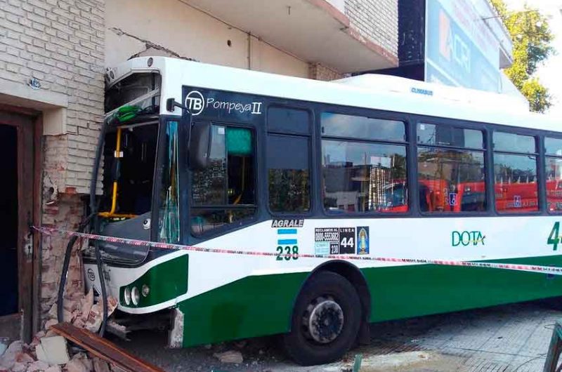 Un colectivo se incrustó en una vivienda en Pompeya Un colectivo se incrustó en una vivienda en Pompeya